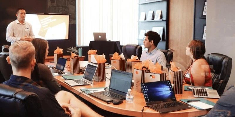 Poursuite d’Études ou Métier : Que faire après un BTS SAM ? Poursuite d’Études ou Métier : Que faire après un BTS SAM ?